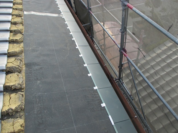 稲美町の葺き替えに伴い新しい防水紙の上に設置されるはやぶき